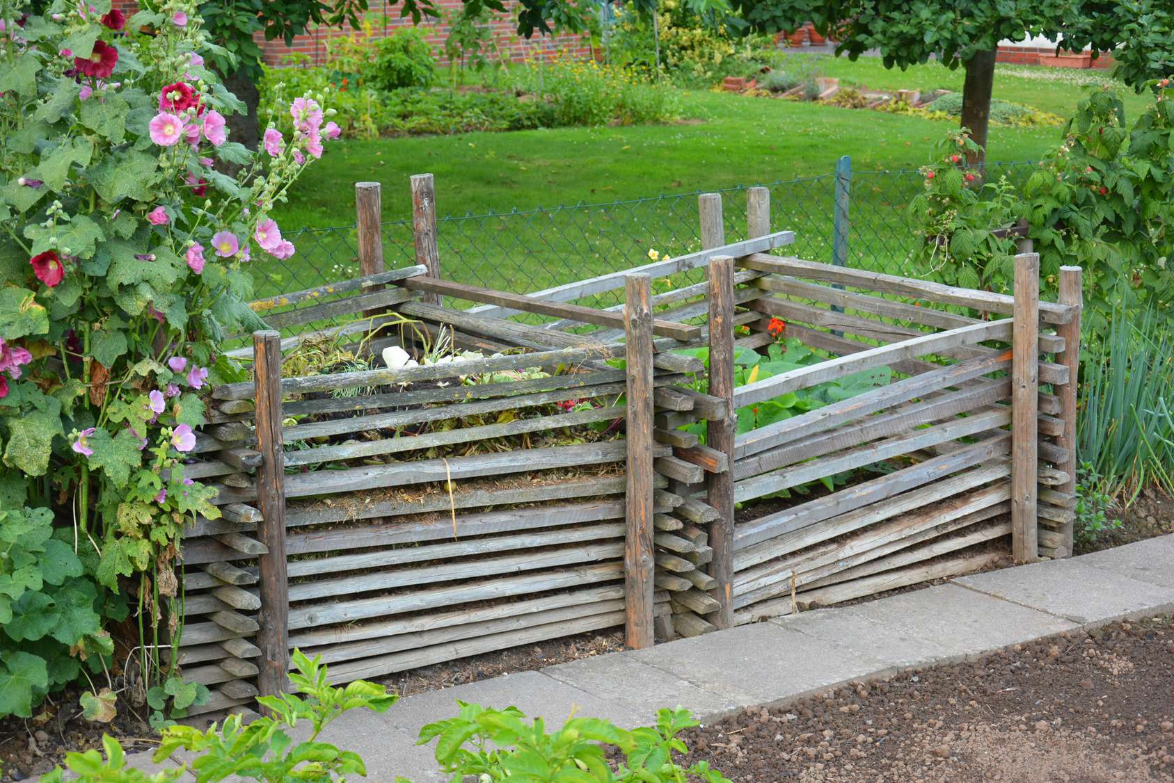 Selbst gebauter Komposter für Gartenabfälle