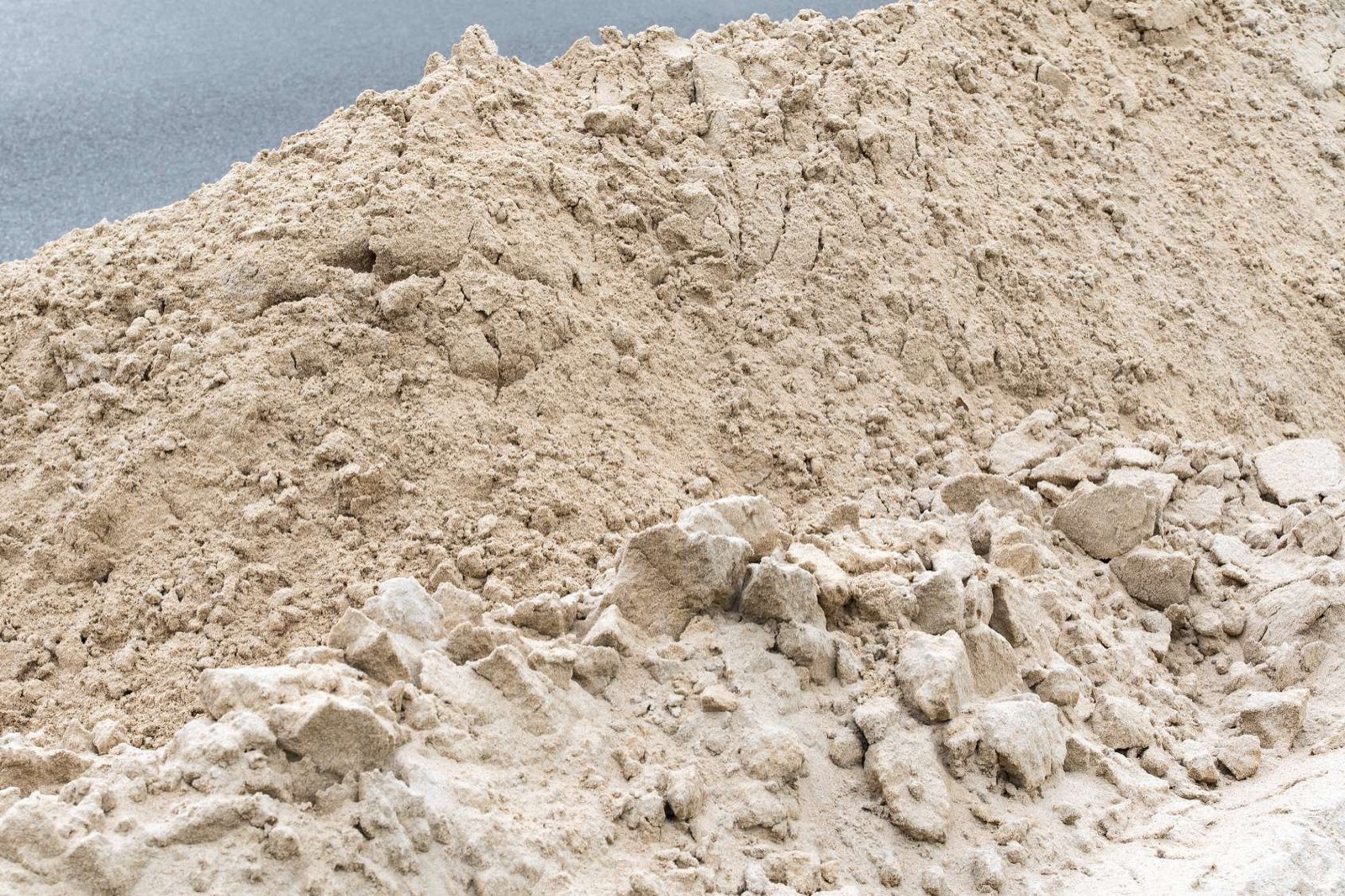 Feiner Sand für das Topdressing des Rasens
