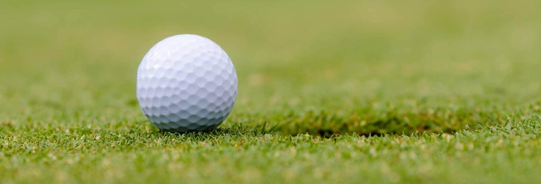 Kurz geschnittenes Golfgrün