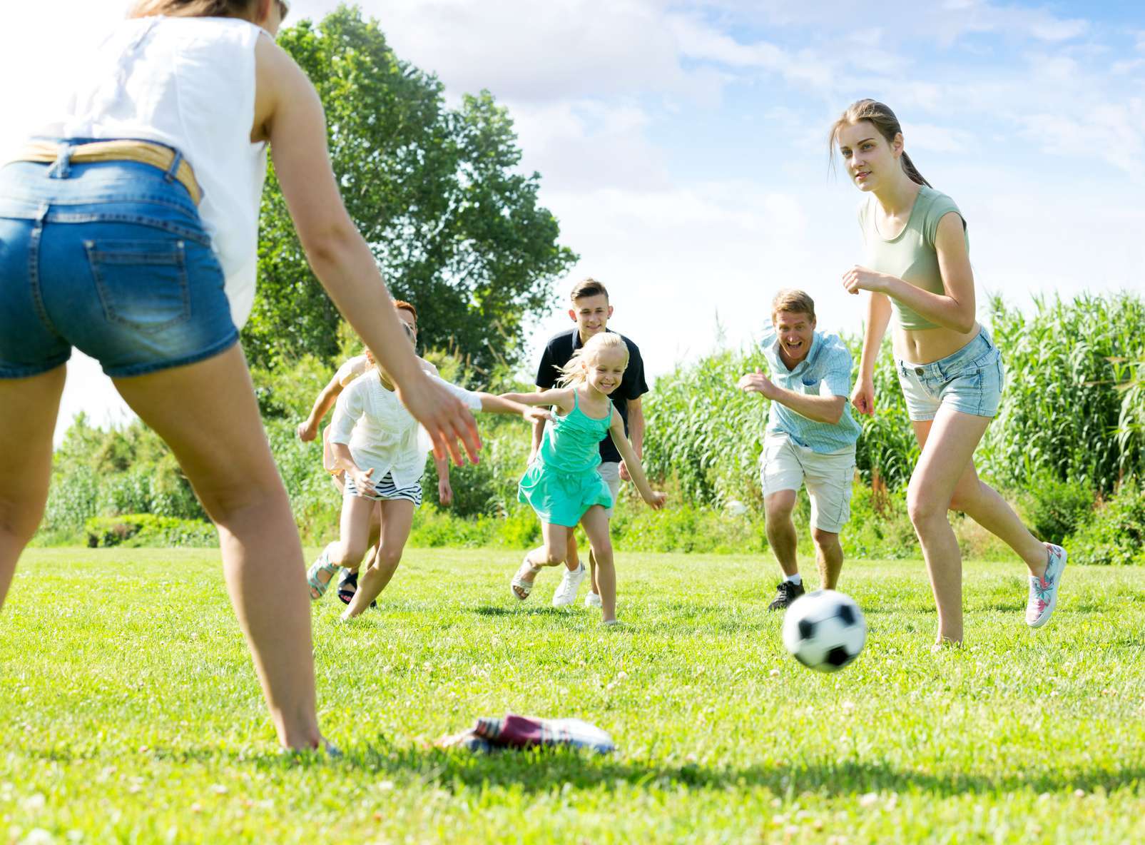 Fußball auf dem Rasen im Garten