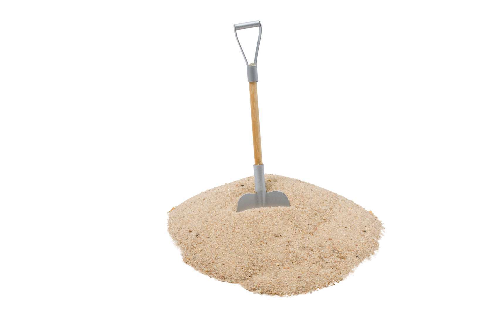 Sandhaufen mit Schaufel – nach dem Belüften wird der Rasen gesandet