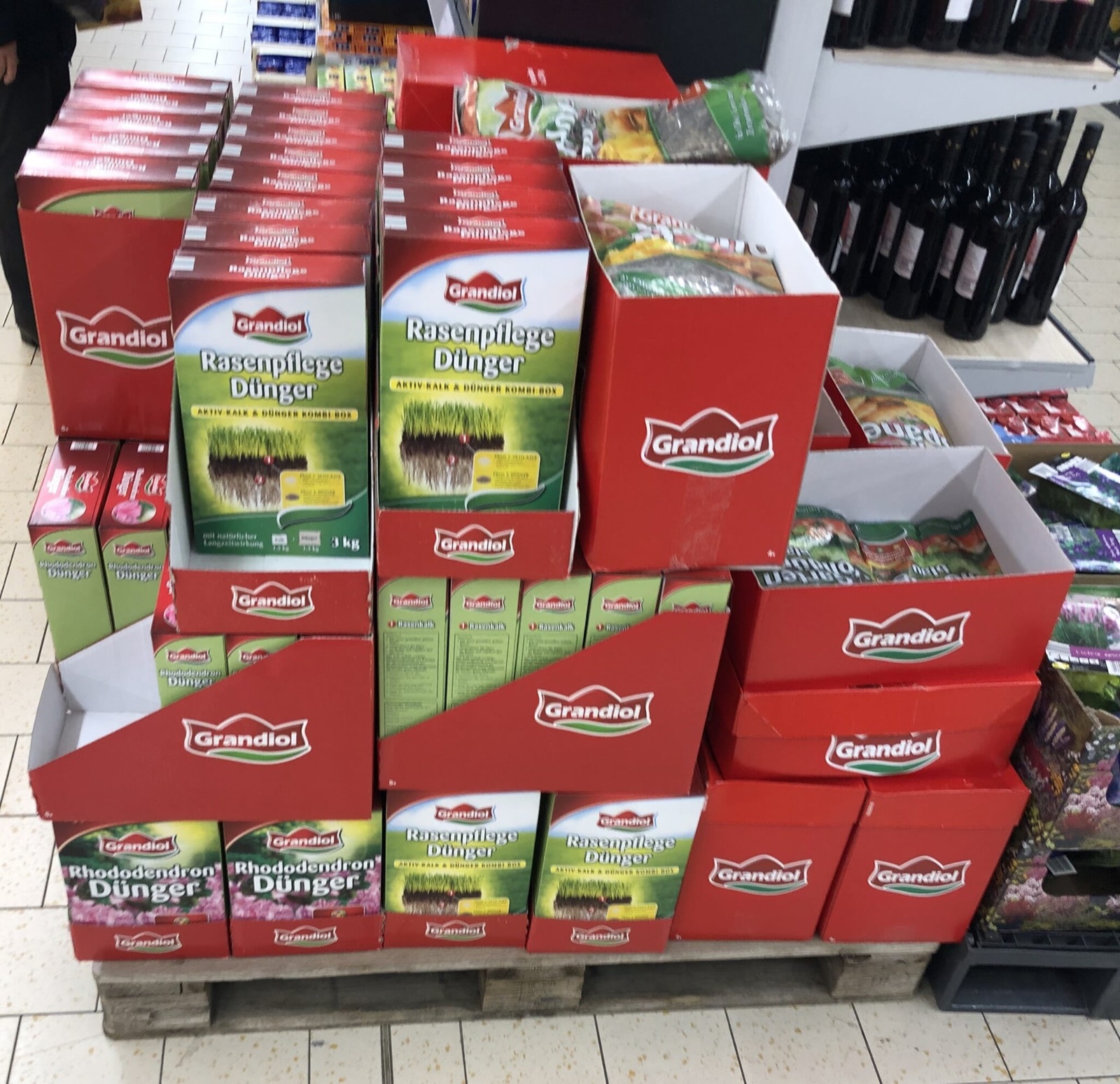Palette mit Grandiol-Düngern bei Lidl, vorn die Kartons Rasenpflege Dünger