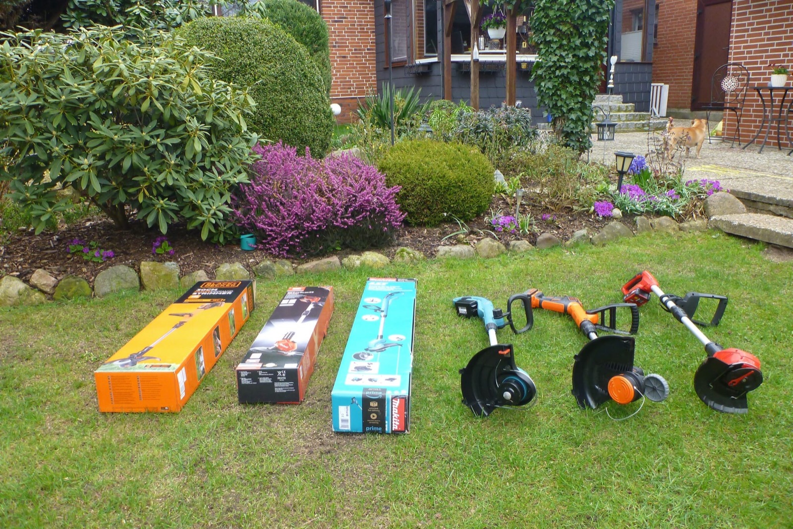 Die drei Akku-Rasentrimmer von Einhell, Makita und Black+Decker vor dem Test